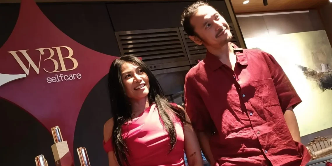 Musisi Ello ungkap kebiasaan skincare simpel sebagai bagian dari penampilan rockstar dan rutinitas sehari-hari. (Foto: dok. w3b selfcare)