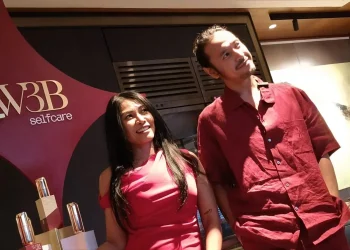 Musisi Ello ungkap kebiasaan skincare simpel sebagai bagian dari penampilan rockstar dan rutinitas sehari-hari. (Foto: dok. w3b selfcare)