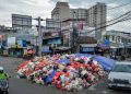 Gunungan sampah di Tangerang Selatan masih terlihat di sejumlah titik. Bau menyengat dan kemacetan terjadi akibat tumpukan sampah di pinggir jalan. (Foto: Tempo)