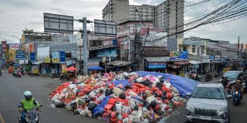 Gunungan sampah di Tangerang Selatan masih terlihat di sejumlah titik. Bau menyengat dan kemacetan terjadi akibat tumpukan sampah di pinggir jalan. (Foto: Tempo)