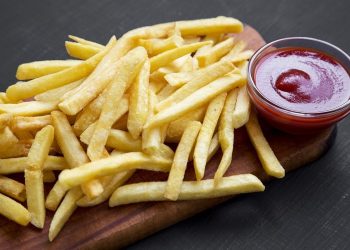 Cara membuat kentang goreng renyah dan tidak lembek dengan trik sederhana. Rendam kentang dalam air es agar hasilnya crispy maksimal. (Foto: Thinkstock)