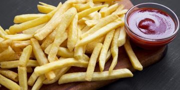 Cara membuat kentang goreng renyah dan tidak lembek dengan trik sederhana. Rendam kentang dalam air es agar hasilnya crispy maksimal. (Foto: Thinkstock)