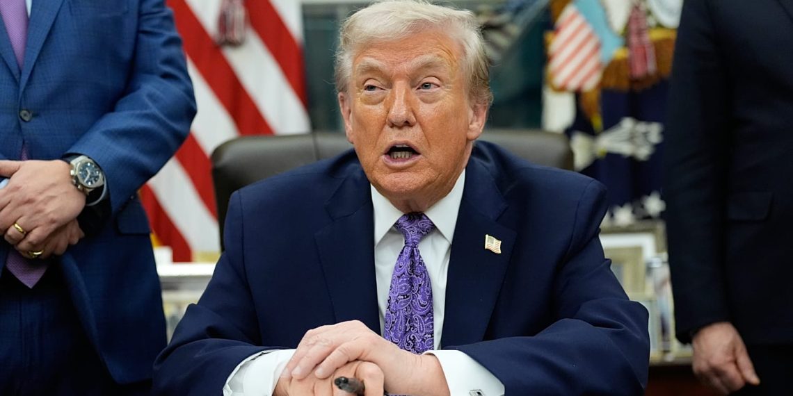 Presiden Donald Trump memerintahkan serangan balasan ke ISIS di Suriah usai tiga warga Amerika tewas di Palmyra. (Foto: The Associated Press)