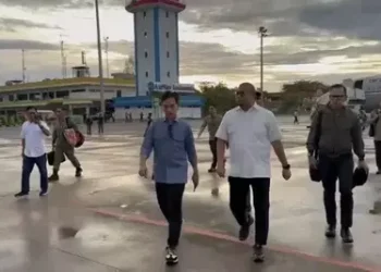 Wapres Gibran meninjau korban banjir bandang di Sumbar didampingi Andre Rosiade. Pemerintah mempercepat penanganan darurat dan pemulihan infrastruktur. (Foto: beritasatu.com)