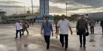 Wapres Gibran meninjau korban banjir bandang di Sumbar didampingi Andre Rosiade. Pemerintah mempercepat penanganan darurat dan pemulihan infrastruktur. (Foto: beritasatu.com)