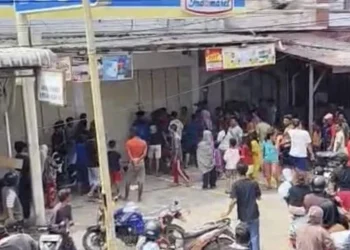 Polisi membebaskan 16 warga terduga penjarah minimarket di Sibolga setelah terjadi banjir bandang. Mereka dipulangkan karena sudah berdamai dengan pemilik toko. (Foto: Merdeka.com)