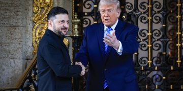 Donald Trump menyebut Ukraina dan Rusia kini semakin dekat menuju kesepakatan damai setelah bertemu Presiden Ukraina Volodymyr Zelenskyy di Florida. (Foto: Joe Raedle/Getty Images)