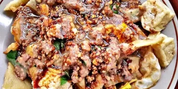 Resep Tahu Gimbal khas Semarang dengan gimbal udang renyah dan saus kacang petis yang gurih manis pedas. Praktis, hemat, dan cocok untuk lauk makan siang. (Foto: kulinear.hops.id)