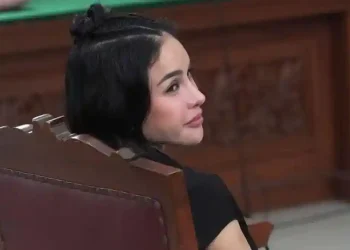 Pengadilan Tinggi DKI Jakarta menjatuhkan vonis 6 tahun penjara kepada Nikita Mirzani setelah dinyatakan bersalah atas pemerasan dan tindak pidana pencucian uang. (Foto: Tribunnews)