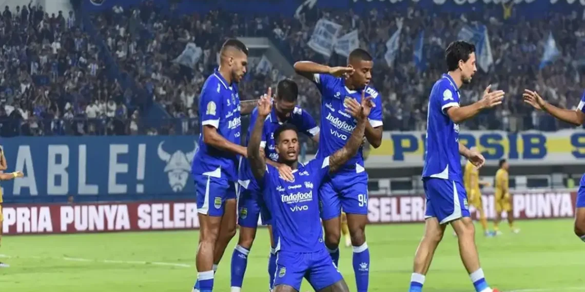 Persib Bandung membidik status Raja Indonesia 2025 saat menjamu PSM Makassar di Super League. Jika menang, Maung Bandung bisa menggeser Borneo FC di puncak. (Foto: persib.co.id)