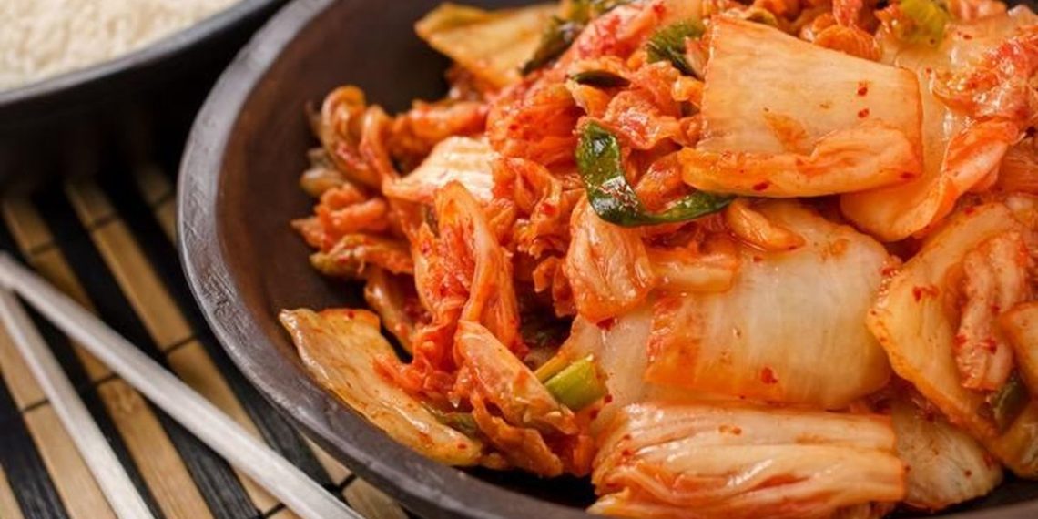 Mengapa Kimchi Disebut Baik untuk Imun Tubuh Begini Penjelasan Ahlinya Kimchi dikenal sebagai makanan fermentasi khas Korea yang rendah kalori namun kaya nutrisi. Konsumsi rutin kimchi disebut dapat membantu meningkatkan daya tahan tubuh. (Foto: iStock)
