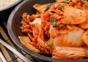 Kimchi dikenal sebagai makanan fermentasi khas Korea yang rendah kalori namun kaya nutrisi. Konsumsi rutin kimchi disebut dapat membantu meningkatkan daya tahan tubuh. (Foto: iStock)