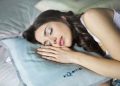 Studi terbaru menunjukkan tidur cukup memiliki pengaruh lebih besar terhadap aktivitas fisik dibanding olahraga. Simak temuan penting tentang tidur dan kesehatan. (Foto: Pexels/brucemars)
