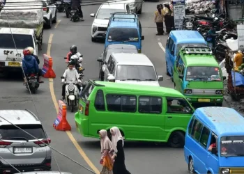 Angkot di jalur Puncak Bogor dilarang beroperasi selama libur Nataru demi kelancaran lalu lintas dan keselamatan wisatawan. (Foto: Antara)