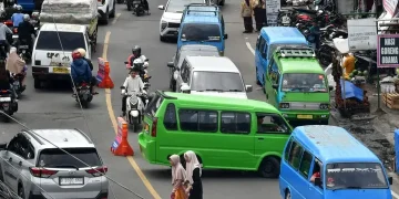 Angkot di jalur Puncak Bogor dilarang beroperasi selama libur Nataru demi kelancaran lalu lintas dan keselamatan wisatawan. (Foto: Antara)