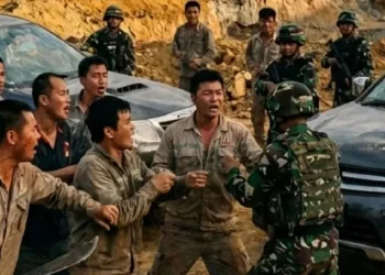 Imigrasi Ketapang memeriksa status izin tinggal WN China usai insiden penyerangan prajurit TNI di tambang emas Kalimantan Barat. (Foto: Arah Kata)