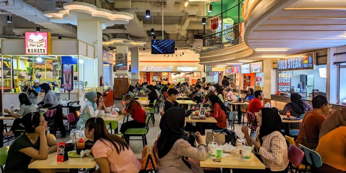 Penempatan foodcourt di lantai teratas mal bukan tanpa alasan. Simak penjelasan konsep, strategi tenant, dan perilaku pengunjung menurut ahli. (Foto: rri.co.id)