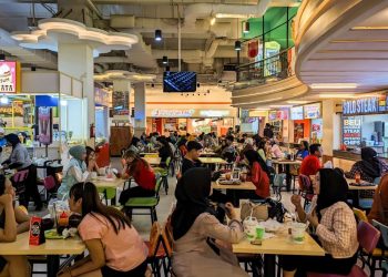 Penempatan foodcourt di lantai teratas mal bukan tanpa alasan. Simak penjelasan konsep, strategi tenant, dan perilaku pengunjung menurut ahli. (Foto: rri.co.id)