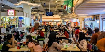 Penempatan foodcourt di lantai teratas mal bukan tanpa alasan. Simak penjelasan konsep, strategi tenant, dan perilaku pengunjung menurut ahli. (Foto: rri.co.id)
