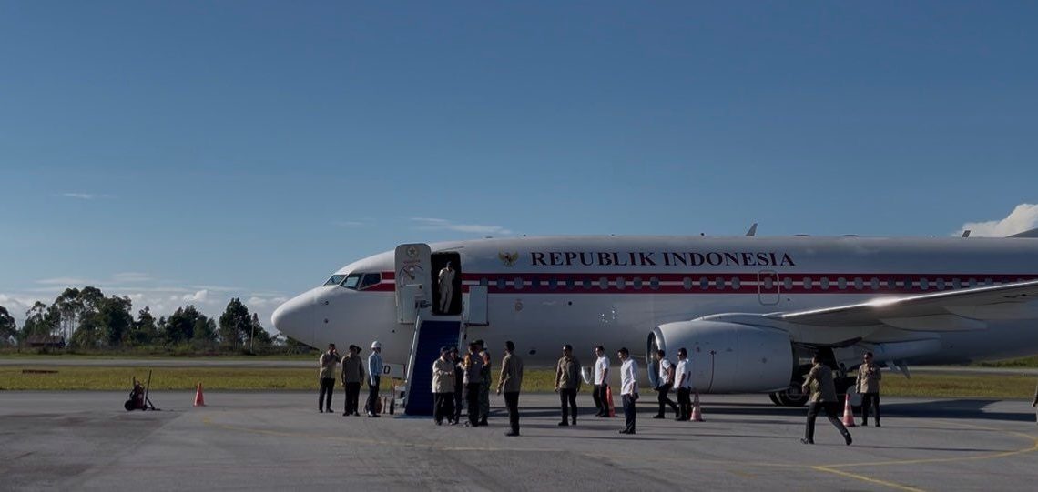 Prabowo tiba di Silangit dan langsung menuju Tapanuli Tengah menggunakan helikopter untuk meninjau titik terdampak banjir dan longsor. (Foto: RRI/Josua Sihombing)