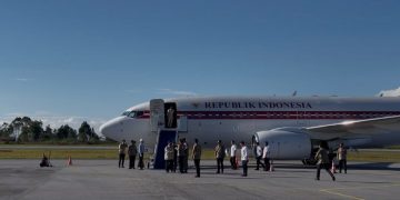 Prabowo tiba di Silangit dan langsung menuju Tapanuli Tengah menggunakan helikopter untuk meninjau titik terdampak banjir dan longsor. (Foto: RRI/Josua Sihombing)