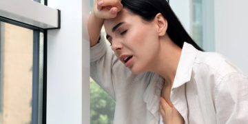 Jantung berdebar akibat gelisah bisa menyerang kapan saja. Pelajari cara menenangkannya dengan teknik pernapasan, grounding, dan perubahan sederhana. (Foto: Alodokter)