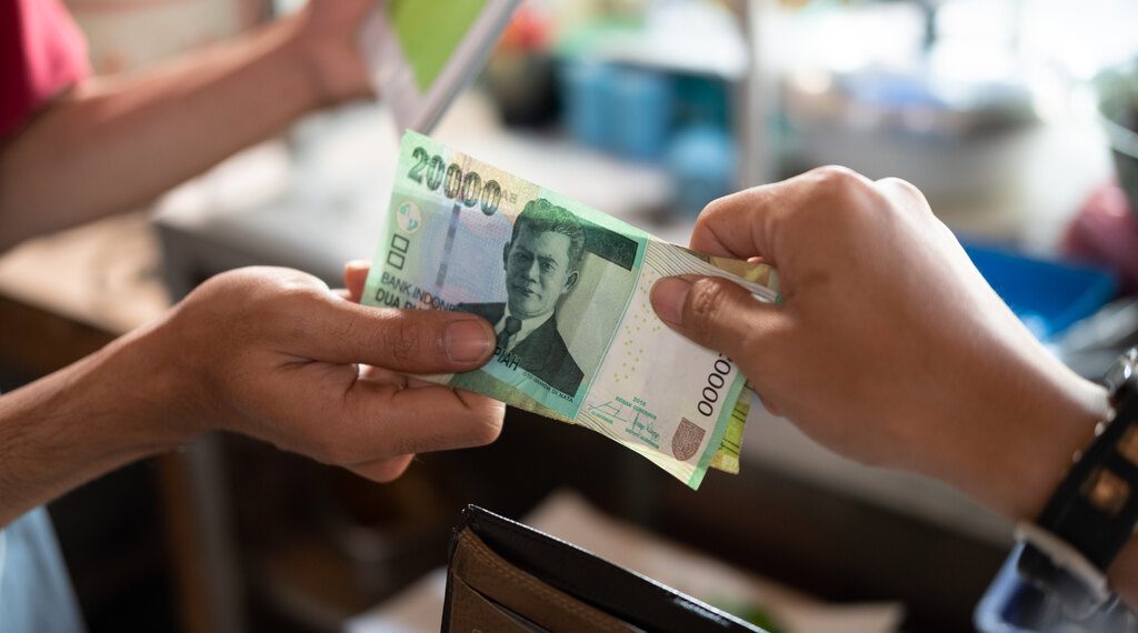 Bank Indonesia menjelaskan aturan penggunaan rupiah usai viral toko roti yang menolak pembayaran tunai. Simak penjelasan lengkapnya. (Foto: Majoo.id)