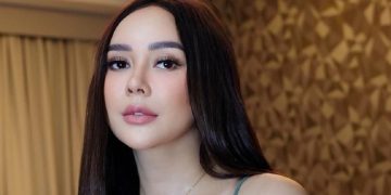 Aura Kasih membantah isu selingkuhan Ridwan Kamil. Kuasa hukum menegaskan kliennya kini hanya fokus pada urusan perwalian anak. (Foto: Instagram)