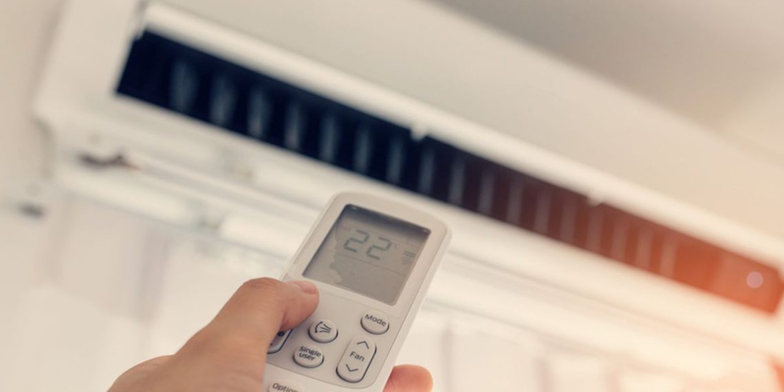 Mengatur AC terlalu dingin dapat memicu masalah kesehatan dan membuat kinerja mesin menurun. Cari tahu risiko dan cara mengatasinya. (Foto: Shutterstock)