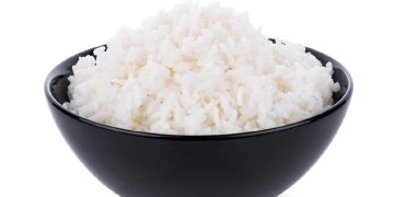 Studi menemukan nasi yang didinginkan lalu dipanaskan kembali dapat membantu menekan lonjakan gula darah setelah makan. (Foto: Istockphoto/nortongo)