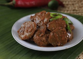 Resep jengkol ala warteg yang legit, pedas, dan gurih. Cocok untuk menu harian hemat dengan rasa rumahan yang bikin nambah nasi. (Foto: SHUTTERSTOCK/IKA RAHMA H)