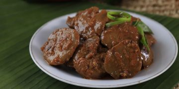 Resep jengkol ala warteg yang legit, pedas, dan gurih. Cocok untuk menu harian hemat dengan rasa rumahan yang bikin nambah nasi. (Foto: SHUTTERSTOCK/IKA RAHMA H)