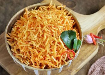 Cara bikin kentang mustofa renyah tanpa kapur sirih, cukup rendam dengan satu bahan dapur. Hasilnya kriuk, wangi, dan awet sampai 1 bulan. (Foto: SHUTTERSTOCK/KIM_ID)