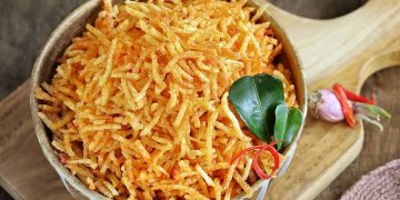 Cara bikin kentang mustofa renyah tanpa kapur sirih, cukup rendam dengan satu bahan dapur. Hasilnya kriuk, wangi, dan awet sampai 1 bulan. (Foto: SHUTTERSTOCK/KIM_ID)