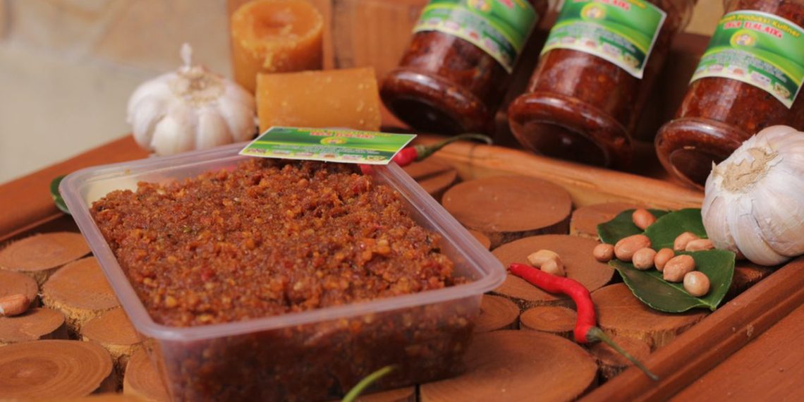 Resep Bumbu Pecel praktis dan awet, kacangnya wangi, rasa manis gurih pedas seimbang. Cocok untuk sayur rebus, lontong, dan cocolan tahu tempe. (Foto: Shutterstock/ Alifadvertising12)