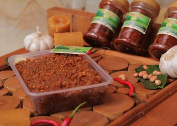 Resep Bumbu Pecel praktis dan awet, kacangnya wangi, rasa manis gurih pedas seimbang. Cocok untuk sayur rebus, lontong, dan cocolan tahu tempe. (Foto: Shutterstock/ Alifadvertising12)