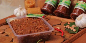 Resep Bumbu Pecel praktis dan awet, kacangnya wangi, rasa manis gurih pedas seimbang. Cocok untuk sayur rebus, lontong, dan cocolan tahu tempe. (Foto: Shutterstock/ Alifadvertising12)