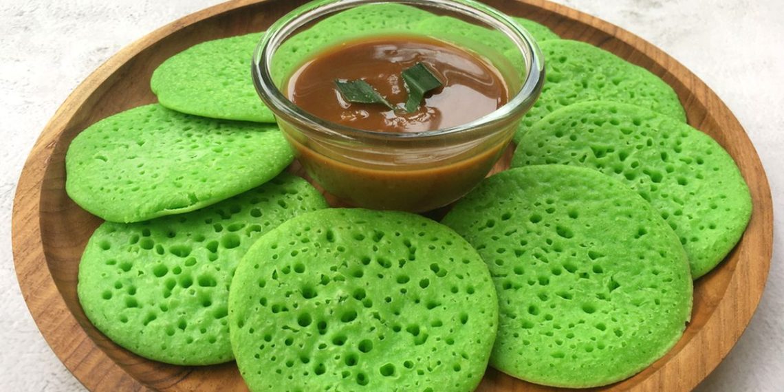 Resep Serabi Kinca lembut dan manis dengan kuah gula merah gurih. Cocok untuk sarapan hemat dan menggugah selera. Mudah dibuat di rumah. (Foto: Shutterstock/Gina Pamungkas)