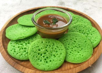 Resep Serabi Kinca lembut dan manis dengan kuah gula merah gurih. Cocok untuk sarapan hemat dan menggugah selera. Mudah dibuat di rumah. (Foto: Shutterstock/Gina Pamungkas)