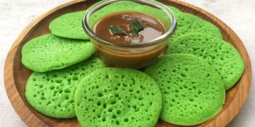 Resep Serabi Kinca lembut dan manis dengan kuah gula merah gurih. Cocok untuk sarapan hemat dan menggugah selera. Mudah dibuat di rumah. (Foto: Shutterstock/Gina Pamungkas)