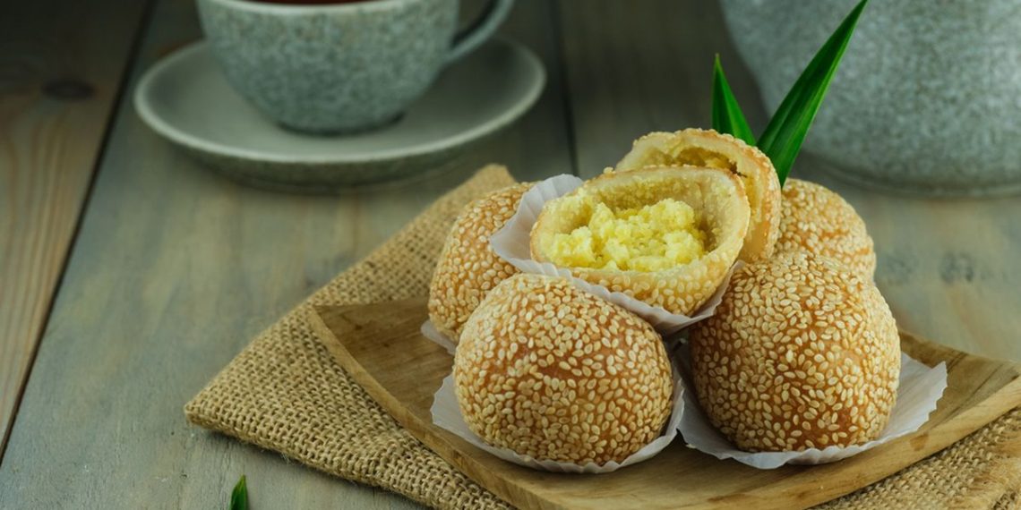 Resep onde-onde telur asin gurih lumer, camilan tradisional kekinian yang renyah di luar dan lembut di dalam, cocok untuk teman santai. (Foto: SHUTTERSTOCK/KETUT MAHENDRI)