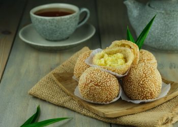 Resep onde-onde telur asin gurih lumer, camilan tradisional kekinian yang renyah di luar dan lembut di dalam, cocok untuk teman santai. (Foto: SHUTTERSTOCK/KETUT MAHENDRI)