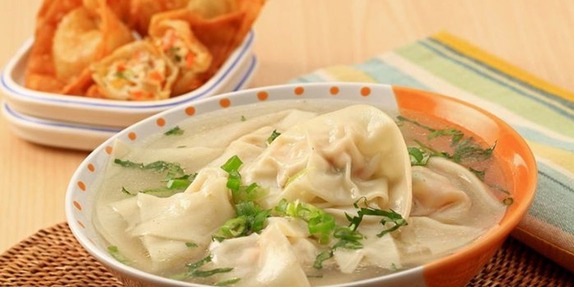 Resep Pangsit Rebus mudah: kulit kenyal, isian ayam-udang gurih, dan kuah kaldu hangat. Cocok untuk makan malam praktis keluarga. (Foto: Kompas Food)