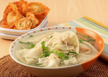 Resep Pangsit Rebus mudah: kulit kenyal, isian ayam-udang gurih, dan kuah kaldu hangat. Cocok untuk makan malam praktis keluarga. (Foto: Kompas Food)