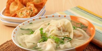 Resep Pangsit Rebus mudah: kulit kenyal, isian ayam-udang gurih, dan kuah kaldu hangat. Cocok untuk makan malam praktis keluarga. (Foto: Kompas Food)
