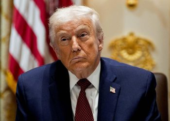 Trump mengakui biaya hidup di AS makin mahal dan berjanji menurunkan harga, sambil menyalahkan pendahulunya atas krisis ekonomi. (Foto: Bloomberg via Getty Images)