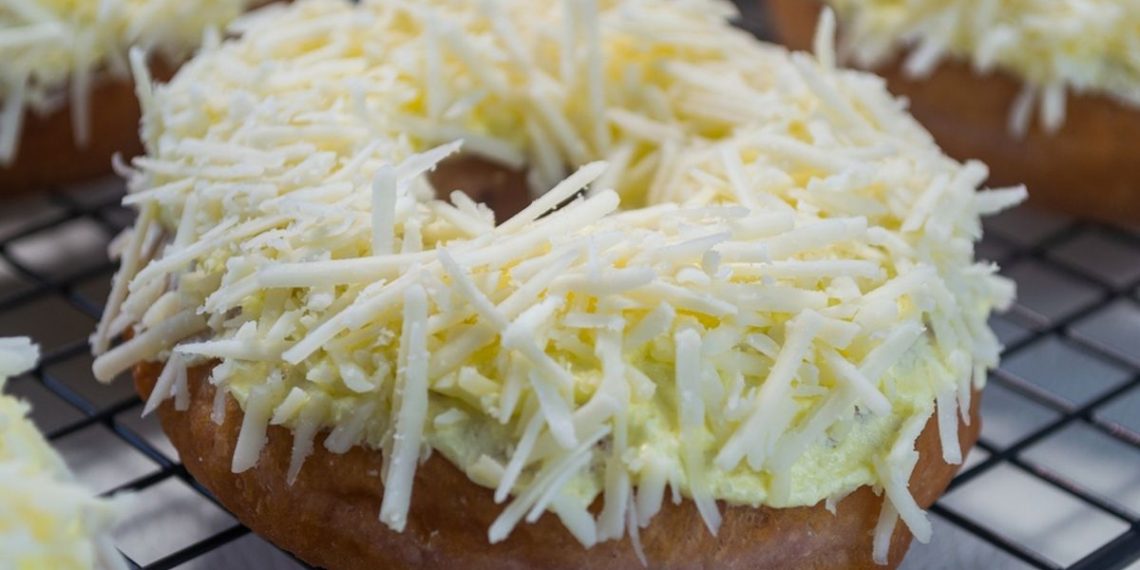 Resep Donat Kentang Keju yang lembut, gurih, dan mudah dibuat. Camilan favorit keluarga yang cocok untuk teman ngobrol di rumah. (Foto: Shutterstock/Muhammad Senopati)