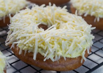 Resep Donat Kentang Keju yang lembut, gurih, dan mudah dibuat. Camilan favorit keluarga yang cocok untuk teman ngobrol di rumah. (Foto: Shutterstock/Muhammad Senopati)