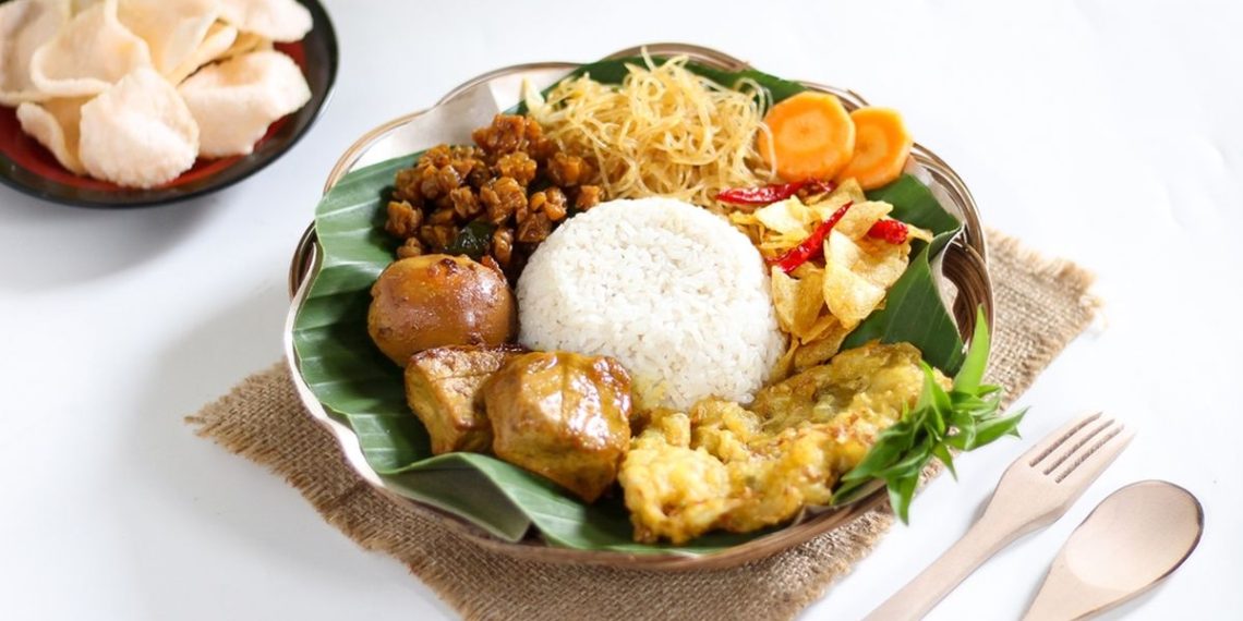 Resep nasi uduk rice cooker yang gurih, pulen, dan harum. Praktis, hemat, dan cocok untuk sarapan, bekal, atau menu spesial di rumah. (Foto: Shutterstock/Fashley)
