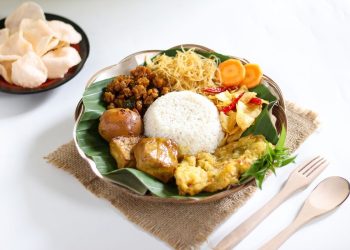 Resep nasi uduk rice cooker yang gurih, pulen, dan harum. Praktis, hemat, dan cocok untuk sarapan, bekal, atau menu spesial di rumah. (Foto: Shutterstock/Fashley)